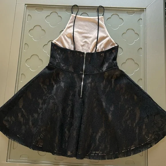 Elegant Black Lace Dress - Picture 11 of 16